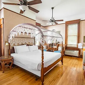 Inn Classic King With Balcony At Curry Mansion, Key West